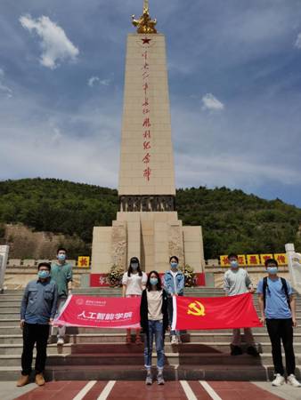 yl7703永利官网党支部在吴起中央红军长征胜利纪念碑前合影